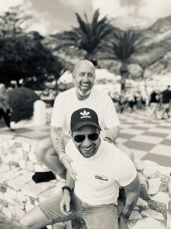 2 mannen op een bnank in België of SPanja