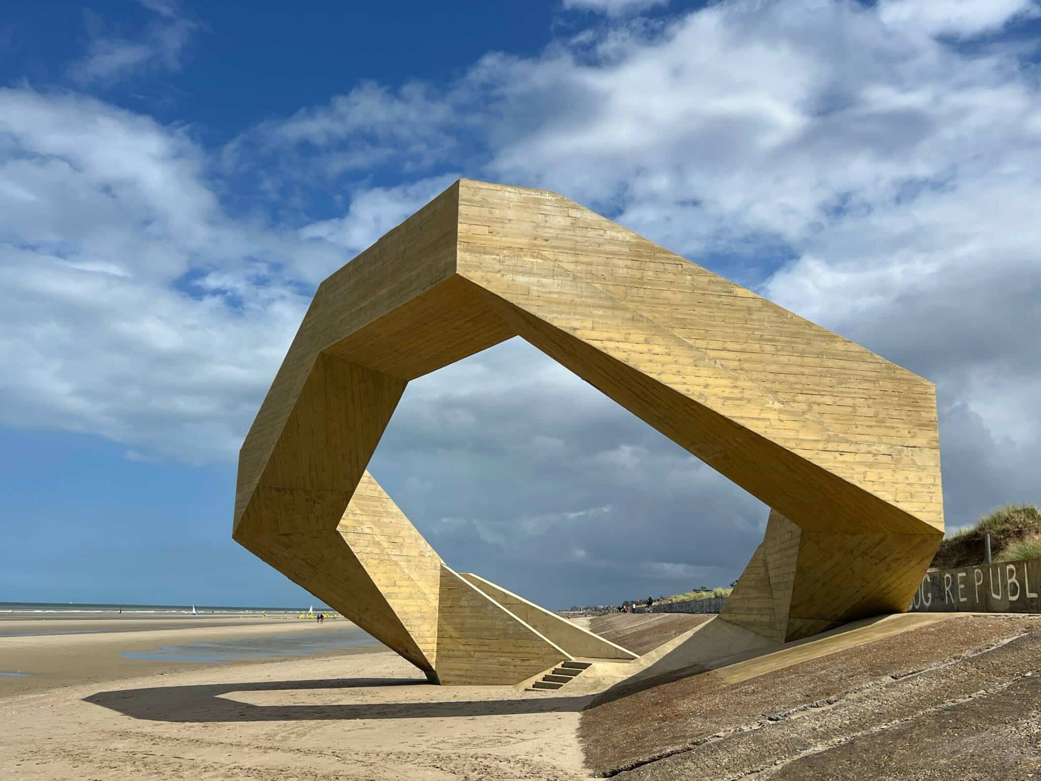Ontdek vanaf 4 mei 2024 het Westerpunt in De Panne, een 6 meter hoog architecturaal juweel op de wandeldijk naar Frankrijk. Ontworpen door Studio MOTO, biedt het een symbolische verbinding tussen zee, duinen en bewoners, met een adembenemend 360-graden uitzicht naast de duinen en Westhoekreservaat.
